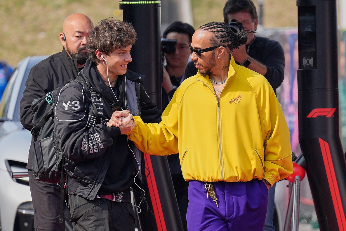 Lewis Hamilton (右) 與 Kimi Antonelli (左) 賽前互相問好。
