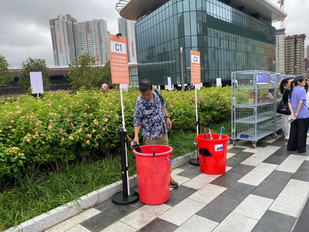 5_臨時儲物架及雨傘桶.JPG