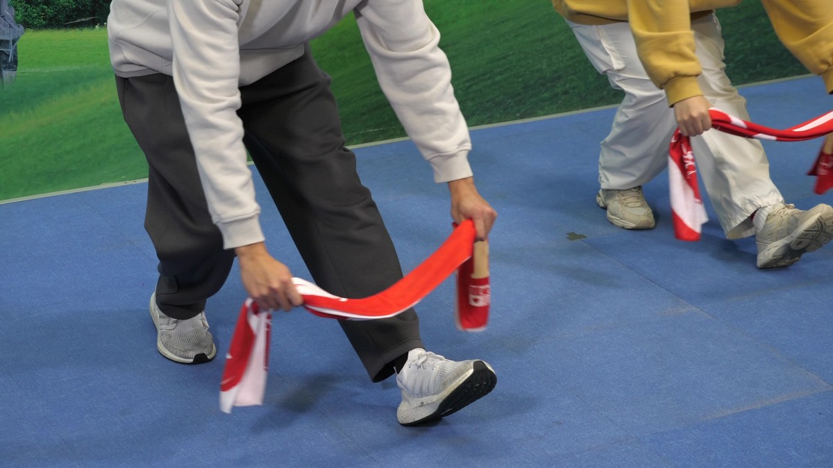 Photo 3_熱身運動：大腿後側拉伸.jpg