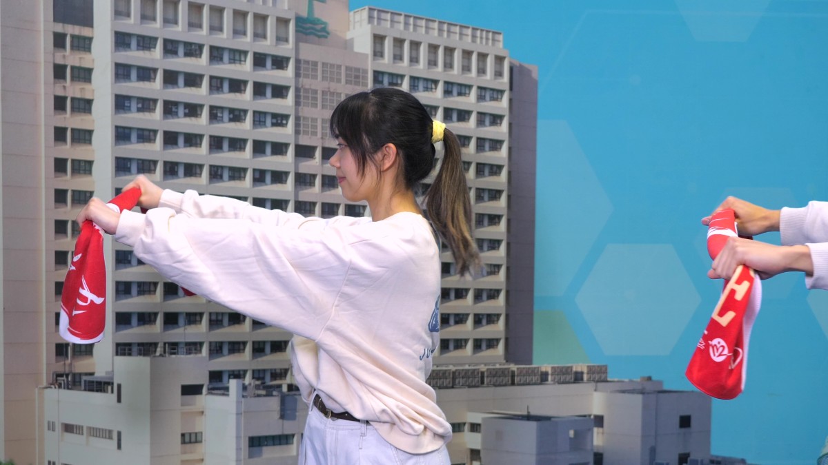 Photo 2_熱身運動：站立扭腰.jpg