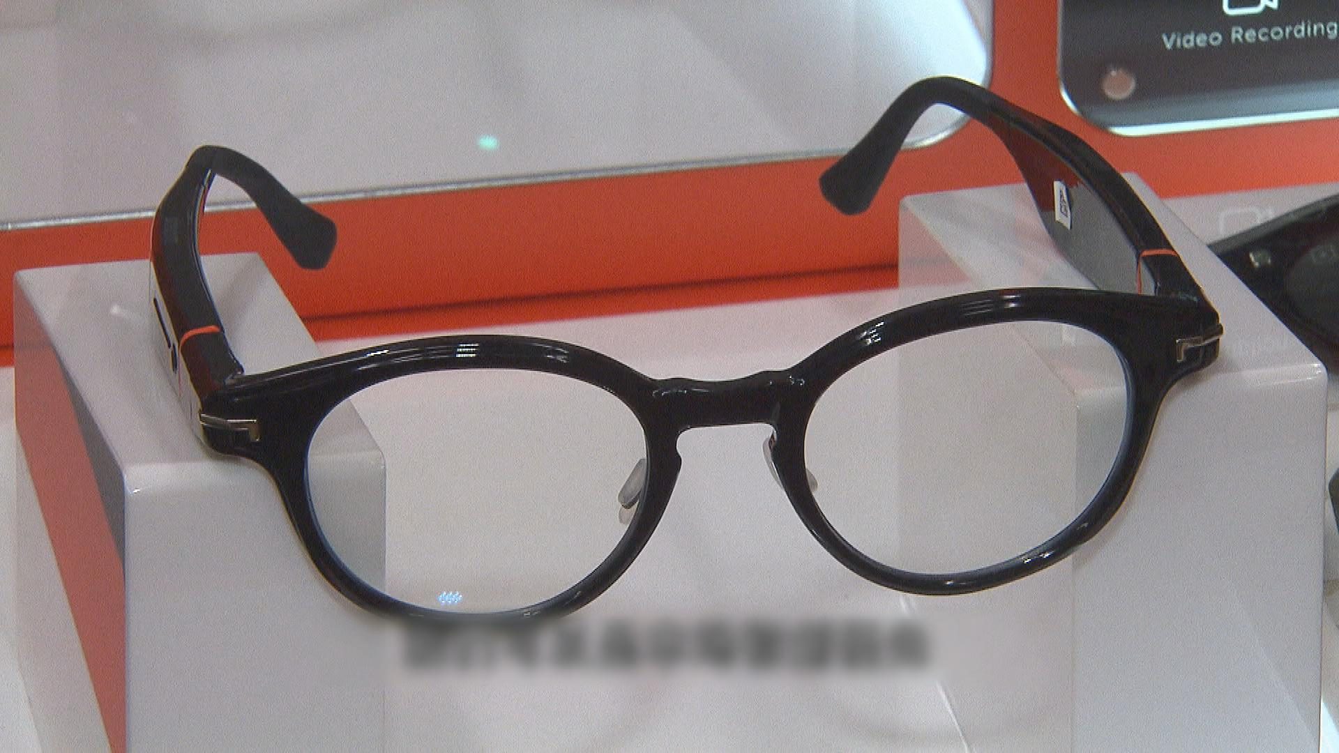Picture_CC.J.GLASSES HOLD_003.jpg