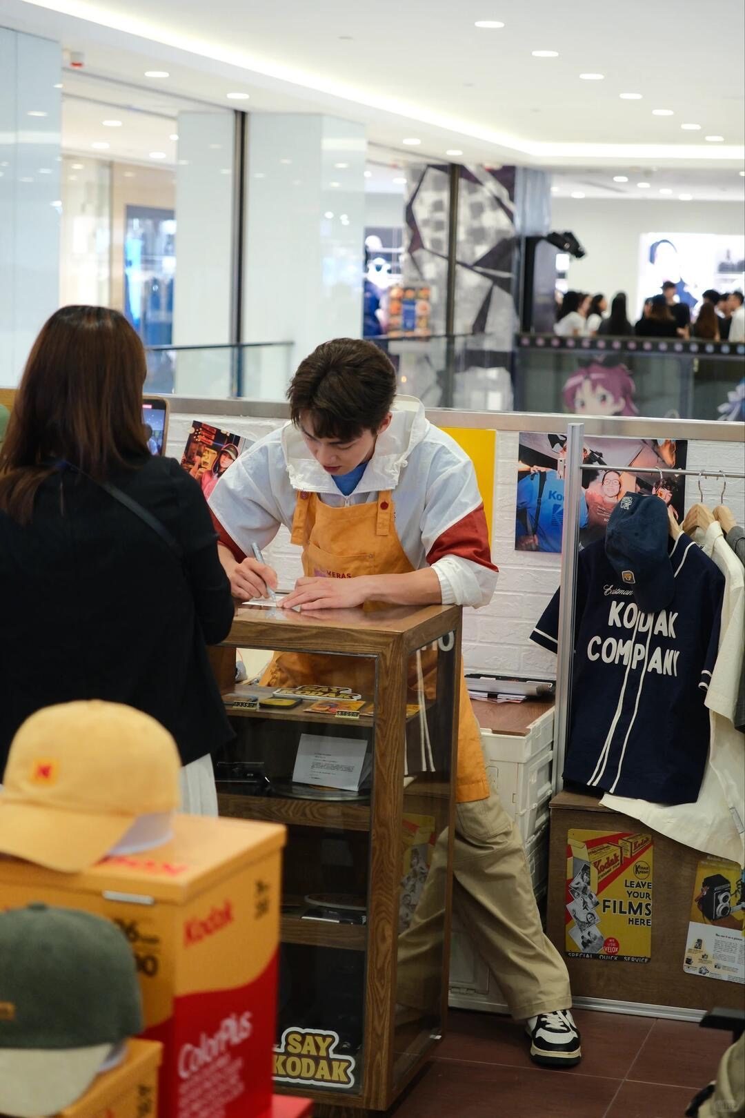 香港海港城｜周嘉洛一日店長_10_Fa.kwan_来自小红书网页版.jpg