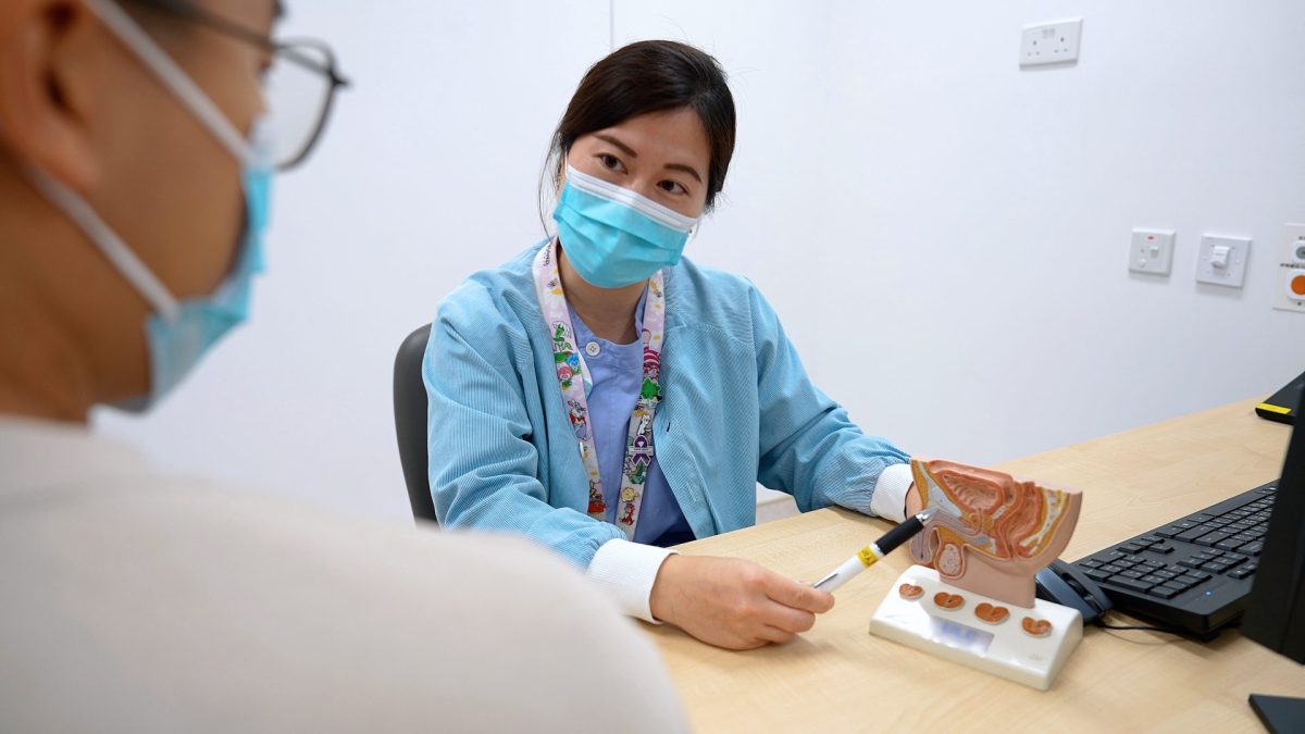 3_護士團隊會向病人及家屬講解前列腺切除手術的風險.JPG