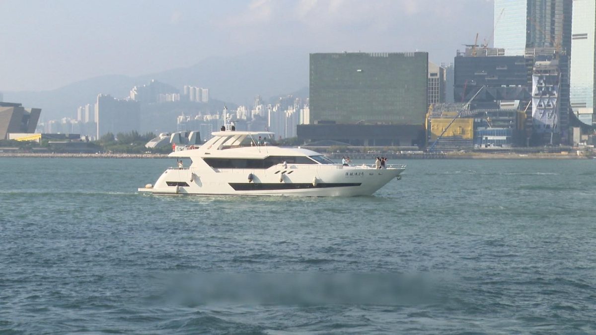 Picture_J.CRUISE HOLD.jpg